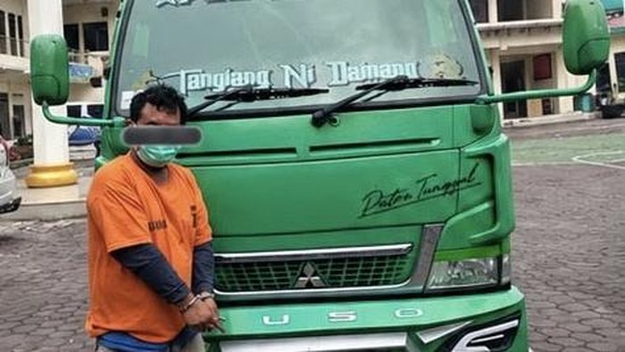 Pelaku saat ditangkap dan dibawa ke Polres Karo bersama barang bukti