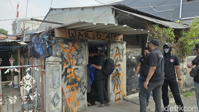 Penggerebekan narkoba di Kampung Ambon, Jakarta Barat, Jumat (9/10/2026).