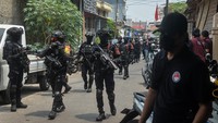 Gerebek Kampung Narkoba di Jakbar, Polri-BNN Sita Sabu hingga Busur Panah