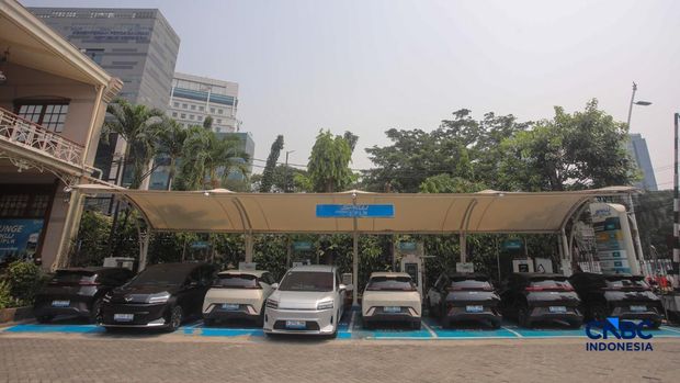Warga mengisi daya mobil listrik pada SPKLU PLN di kawasan Gambir, Jakarta, Jumat (9/10/2026), di tengah meningkatnya penggunaan kendaraan listrik di Indonesia.  (CNBC Indonesia/Faisal Rahman)