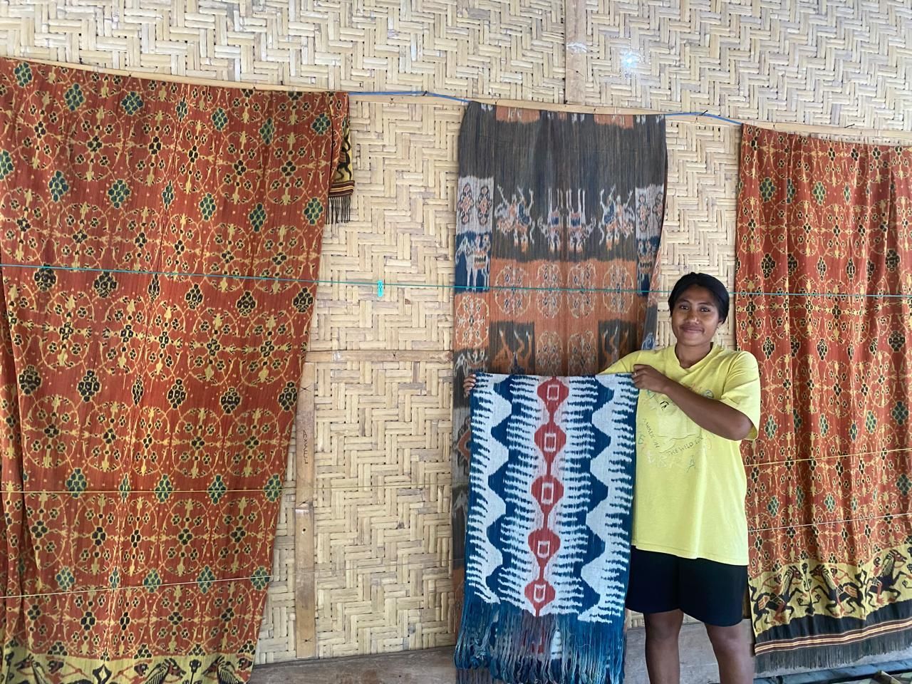 Penjual Kain Tenun di Kampung Raja Prailiu (Desa/Kampung Adat) Penjual Kain Tenun di Kampung Raja Prailiu (Desa/Kampung Adat)