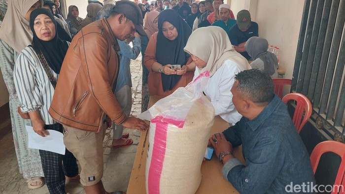 Penyintas longsor Cisarua berbondong-bondong antre beras bantuan pemerintah