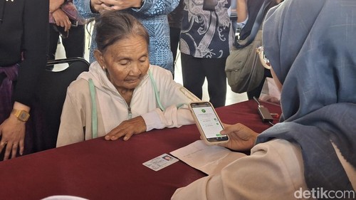 Salah satu warga mendaftarkan diri dalam pendataan Perlinsos di Pura Dalem Kahyangan, Legian, Badung, Jumat (9/10/2026).