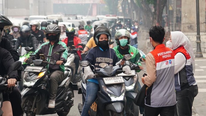 Pertamina bagikan 10.000 masker ke pengendara Palembang