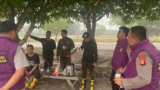 Petugas karhutla saat ngopi bersama Polda Kalteng di lokasi karhutla. (dok Polda Kalteng) Petugas karhutla saat ngopi bersama Polda Kalteng di lokasi karhutla. (dok Polda Kalteng)