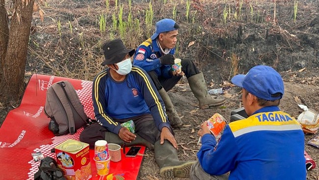 Petugas Karhutla Juga Manusia, Jaga Mental Lewat Kopi-Senam Otak