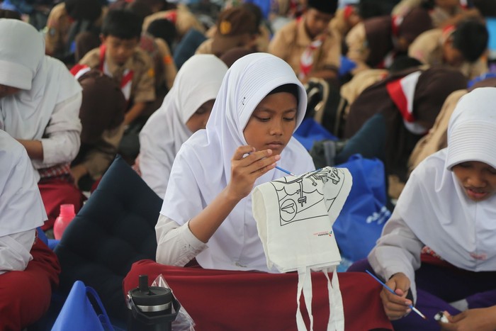 PIS Ajak Anak Belajar Biota Laut Lewat Coloring dan Eco-printing