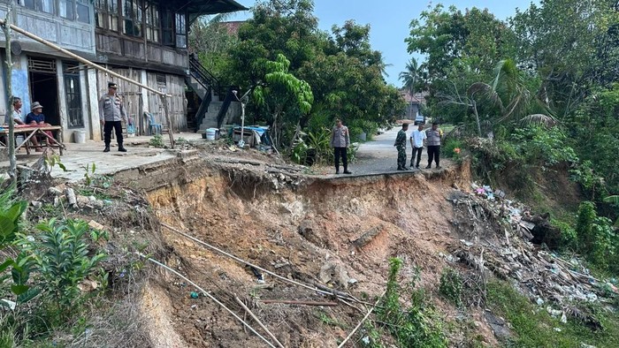 Polisi dan pihak terkait meninjau lokasi jalan amblas di OKU
