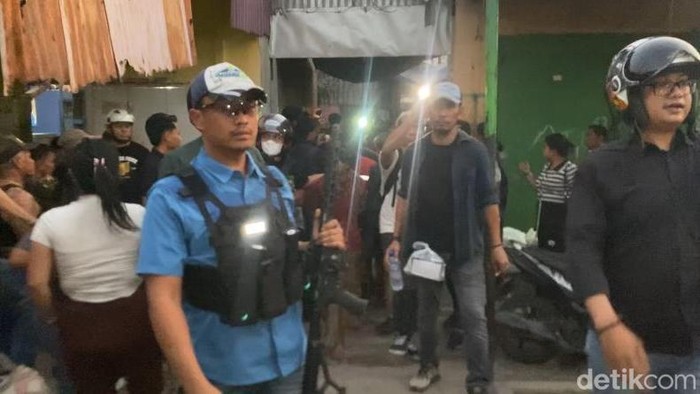 Polisi melakukan penggerebekan kampung narkotika di Kampung Bortak Makassar.