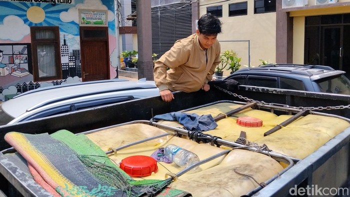 Polisi mengecek pikap bawa tiga ton bbm di Lampung