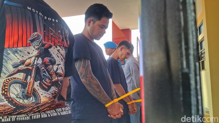Polisi saat mengamankan dua tersangka begal di Bandung