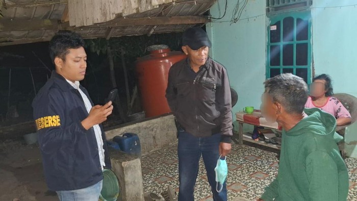 Polisi saat mengamankan lansia yang didug abakar lahan