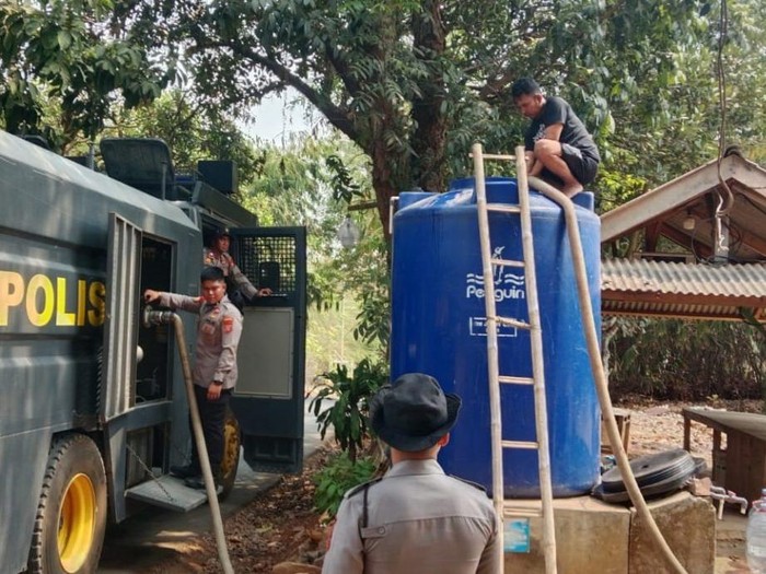 Wujudkan Polisi Bersama Masyarakat, Air Bersih Dikirim ke Warga yang Kekeringan Polisi salurkan air bersih kepada warga yang mengadu kekeringan di Purwakarta (dok.istimewa)