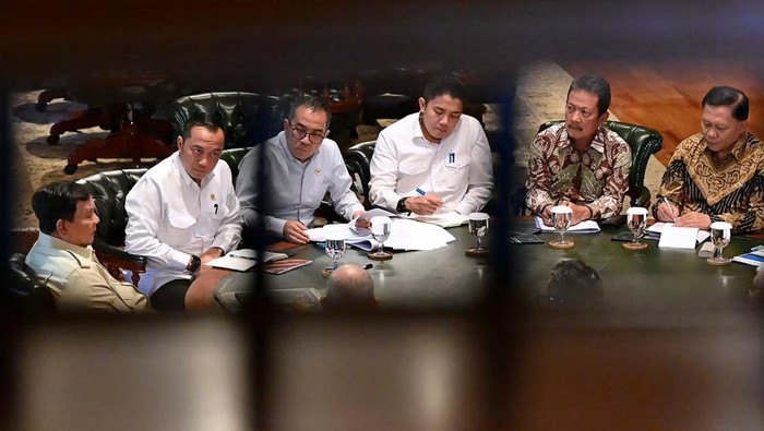 Presiden Prabowo Subianto menerima Menteri Kelautan dan Perikanan (KP) Sakti Wahyu Trenggono hingga Wakil Menteri KP Didit Herdiawan Ashaf di Hambalang, Bogor.