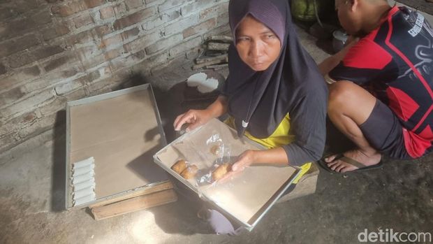 Produksi Sagon Gunung Proses pembuatan sagon gulung di Wonorejo 2, Gadingsari, Sanden, Bantul, Jumat (9/10/2026).