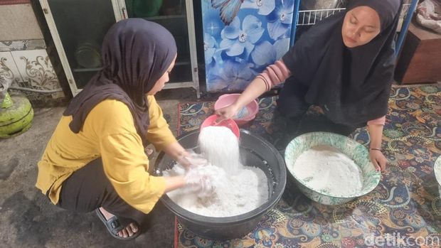 Produksi Sagon Gunung Proses pembuatan sagon gulung di Wonorejo 2, Gadingsari, Sanden, Bantul, Jumat (9/10/2026).