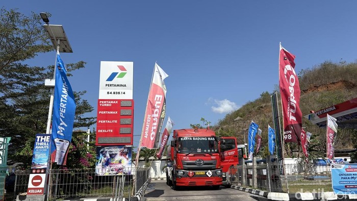 PT Pertamina Patra Niaga menyiapkan pasokan Bahan Bakar Minyak (BBM) tambahan di kawasan Lombok, Nusa Tenggara Barat (NTB)