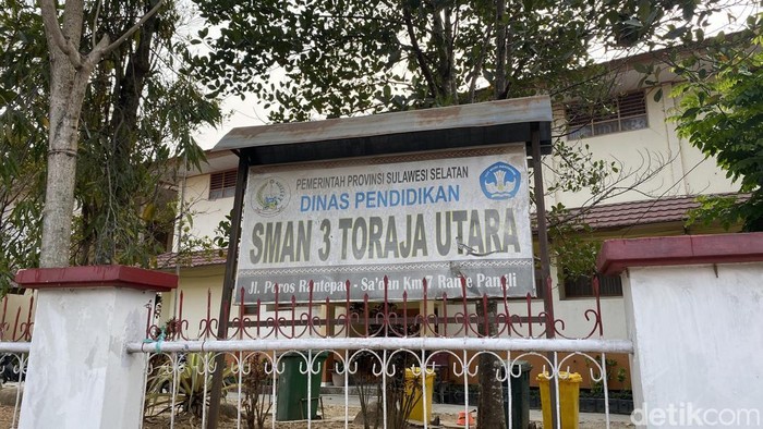 Puluhan siswa dan guru SMAN 3 Toraja Utara dilaporkan keracunan usai menyantap MBG.