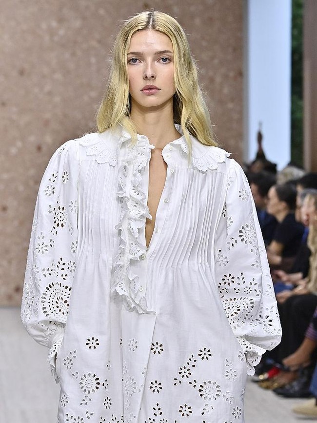 6 Nepo Baby Debut di Paris Fashion Week: Ada Anak Chris Martin & John Travolta