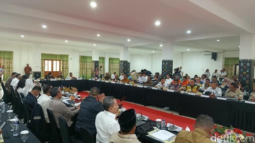 Raker Komisi V DPR RI dengan mitra kerja, Gubernur NTT dan kepala daerah terdampak gempa Flores di Labuan Bajo, Manggarai Barat, Jumat (9/10/2026).