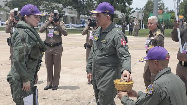 Ratu Thailand, Ratu Suthida Bajrasudhabimalalakshana  menerbangkan jet jenis Saab JAS 39C Gripen di Pangkalan Udara Wing 7, Daerah Phun Phin, Wilayah Surat Thani, Bangkok, Thailand, Kamis (8/10/2026). (Dok. Bureau of the Royal Household)