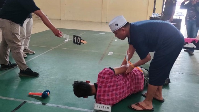Rekonstruksi kasus anak bunuh ibu di Kuningan.