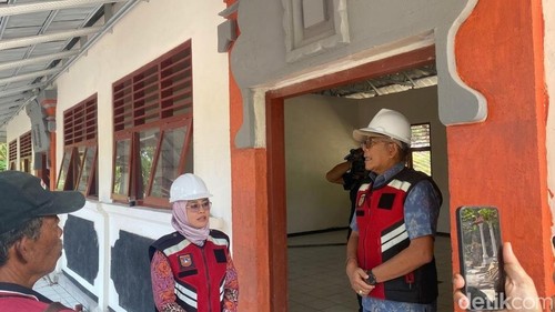 Bupati Karangasem I Gusti Putu Parwata (kanan) bersama Kajari Karangasem Kusufi Esti Ridliani saat meninjau proses revitalisasi di SDN 1 Bukit dan SDN 2 Bukit, Karangasem, Jumat (9/10/2026)