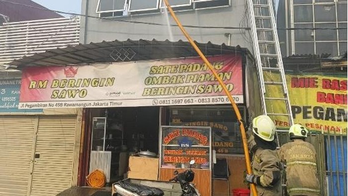 Rumah Makan Padang di Rawamangun, Pulogadung, Jakarta Timur kebakaran, Jumat (9/10/2026).