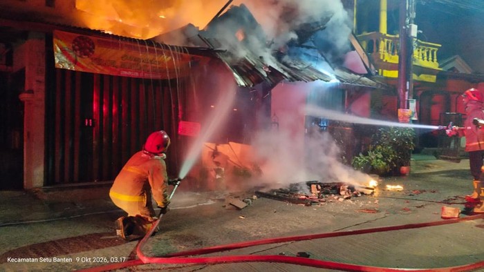 Rumah tinggal warga di Pamulang, Tangerang Selatan (Tangsel) hangus terbakar. Kebakaran dini hari tadi itu diduga dipicu masalah kelistrikan. (dok Damkar Tangsel)