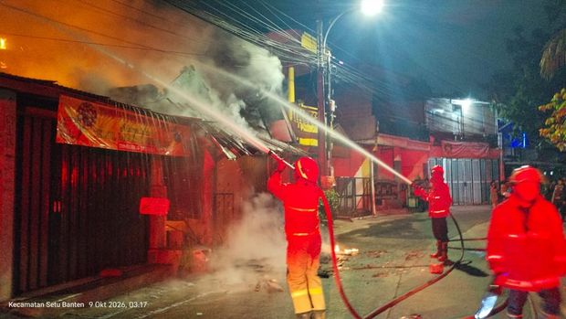 Rumah tinggal warga di Pamulang, Tangerang Selatan (Tangsel) hangus terbakar. Kebakaran dini hari tadi itu diduga dipicu masalah kelistrikan. (dok Damkar Tangsel) Rumah tinggal warga di Pamulang, Tangerang Selatan (Tangsel) hangus terbakar. Kebakaran dini hari tadi itu diduga dipicu masalah kelistrikan. (dok Damkar Tangsel)