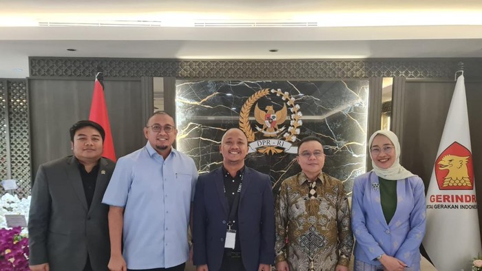 Salah satu konsumen LRT City bersama Wakil Ketua DPR Sufmi Dasco Ahmad, Ketua Komisi VI DPR Anggia Erma Rini, Wakil Ketua Komisi VI DPR Andre Rosiade, anggota Komisi VI DPR Kawendra Lukistian