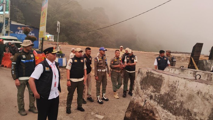 Satpol PP pasang pembatas beton