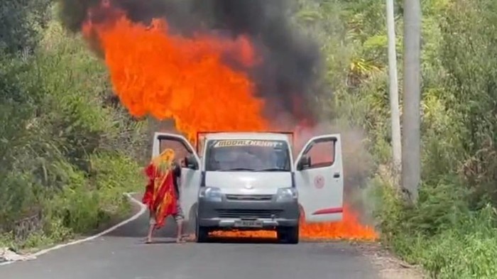 Sebuah mobil pikap Grand Max yang mengangkut traktor dan tabung elpiji 3 kilogram terbakar hebat di Rongkong, Kabupaten Luwu Utara.