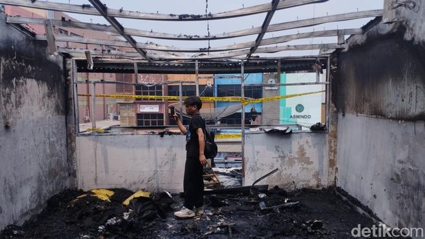 Seorang wanita menyelamatkan anaknya saat rumah makan (RM) Padang di Rawamangun, Jakarta Timur (Jaktim) terbakar. (M Syahid A/detikcom) Seorang wanita menyelamatkan anaknya saat rumah makan (RM) Padang di Rawamangun, Jakarta Timur (Jaktim) terbakar. (M Syahid A/detikcom)