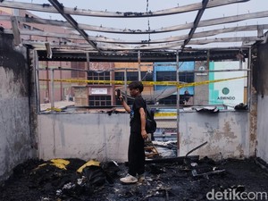 Momen Heroik Wanita Selamatkan Anak Saat Lantai 3 RM Padang Jaktim Kebakaran