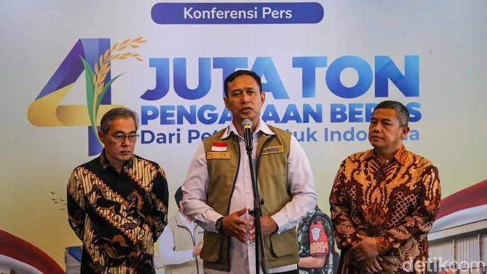 Direktur Utama Perum Bulog Ahmad Rizal Ramdhani memberikan keterangan pers mengenai capaian pengadaan beras di Kantor Pusat Perum Bulog, Jakarta, Jumat (9/10/2026).