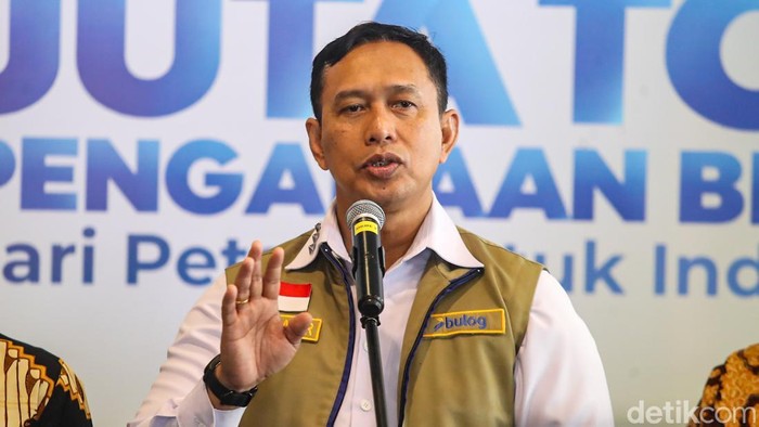 Direktur Utama Perum Bulog Ahmad Rizal Ramdhani memberikan keterangan pers mengenai capaian pengadaan beras di Kantor Pusat Perum Bulog, Jakarta, Jumat (9/10/2026).