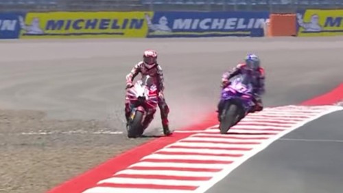 Tangkapan layar pebalap Ducati Lenovo Francesco Bagnaia, mengamuk kepada Toprak Razgatlioglu pada sesi latihan bebas pertama atau FP1, Jumat (9/10/2026).