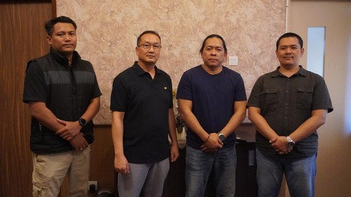 Proses Penahanan terhadap Firman Handoko (nomor 2 dari kanan) terpidana kasus penipuan oleh pihak Kejati Bali, Jumat (9/10/20206).
