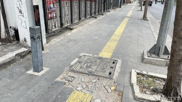 tiang pembatas di jalur pedestrian Jalan Pucang Anom Timur, Surabaya, diketahui hilang