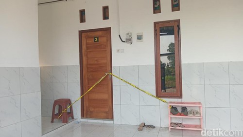 Kamar kos nomor 3 di Jalan Raya Kembengan, Desa Tulikup, Gianyar digaris polisi, Jumat (9/10/2026).
