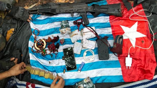 TNI menyita sejumlah barang bukti usai menembak mati Komandan OPM Manfret Fatem di Maybrat.