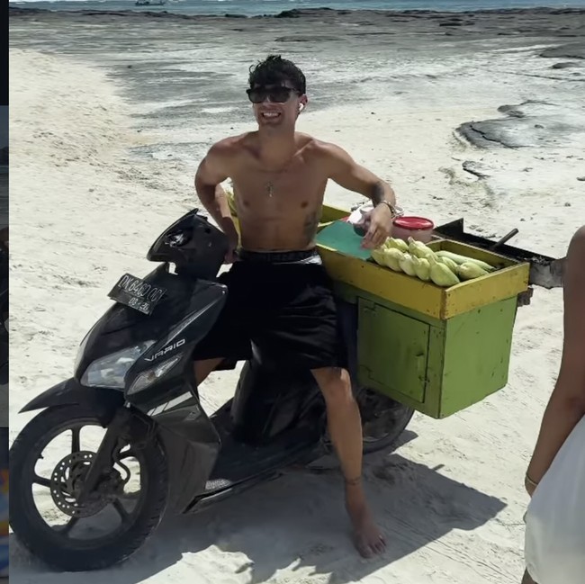Pebalap MotoGP Tony Arbolino Cosplay Jadi Penjual Jagung Bakar di Lombok