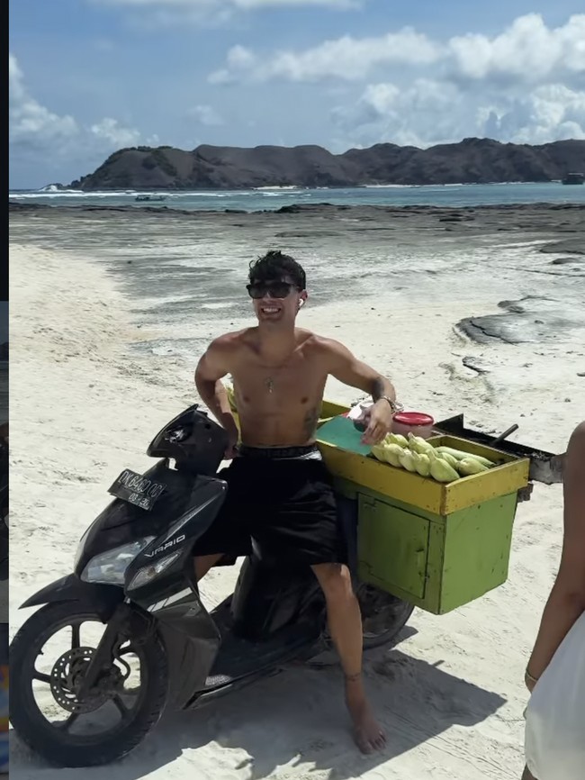 Pebalap MotoGP Tony Arbolino Cosplay Jadi Penjual Jagung Bakar di Lombok