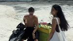 Pebalap MotoGP Tony Arbolino Cosplay Jadi Penjual Jagung Bakar di Lombok