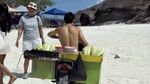 Pebalap MotoGP Tony Arbolino Cosplay Jadi Penjual Jagung Bakar di Lombok