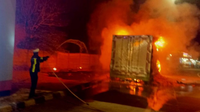 Penampakan truk boks terbakar di Tol Jombang