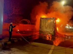 Truk Boks Muat 20 Ton Wortel Ludes Terbakar di Tol Jombang