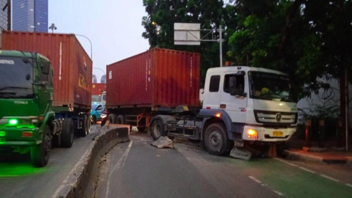 Truk kontainer tabrak separator di Jakarta Barat.