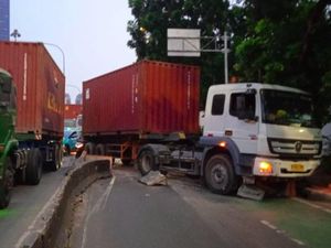 Truk Tabrak Separator di Tomang Jakbar Sudah Dievakuasi, Lalin Masih Macet